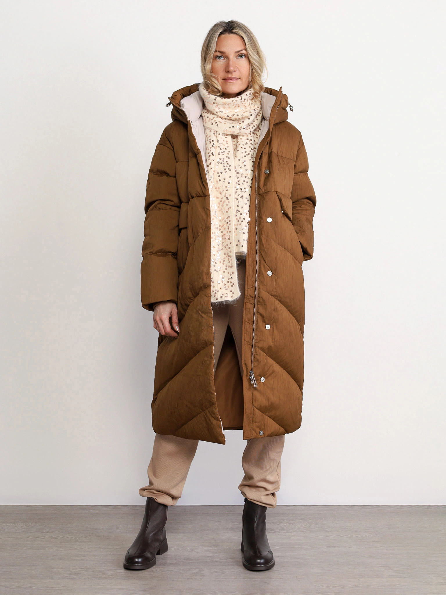 Пуховик светло-коричневого цвета с капюшоном